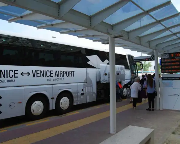 Autobus ATVO Express per l'aeroporto di Venezia. Persone in attesa alla fermata.