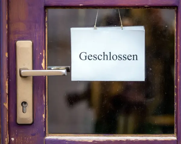 Tür mit Schild "Geschlossen". Wahrscheinlich wegen Karfreitag feiertag?