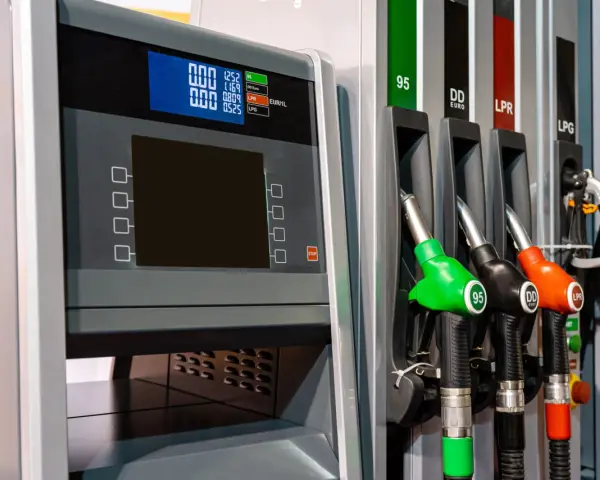 Dystrybutor paliw z wyświetlaczem DCI, oferujący 95, DD Euro, LPR i LPG. Dostępne różne rodzaje paliwa.