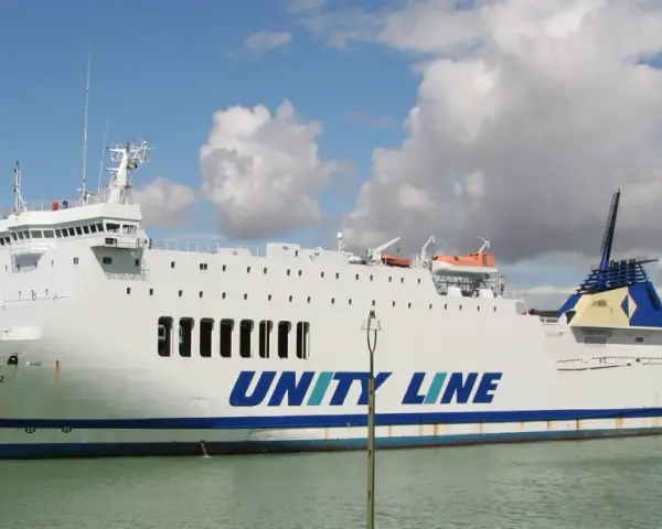 Biały prom Galileusz z napisem "UNITY LINE" cumuje w porcie.