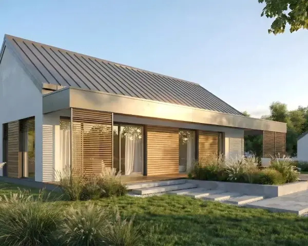 Nowoczesny dom z drewnianymi elementami, idealny do projektowania domów energooszczędnych. Otoczony zielenią, z dużymi oknami i tarasem.