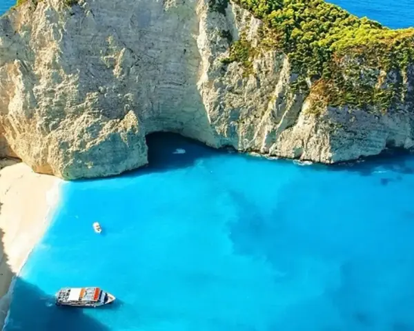 Niesamowite, turkusowe morze na Zakynthos, otoczone białymi klifami i zielenią. Widok zapiera dech w piersiach!