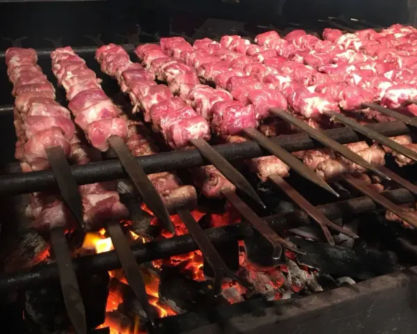 Spiedini di carne su brace ardente, pronti per la bombette pugliesi ricetta.