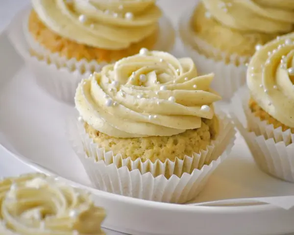 Leckeres Cupcake Rezept: Cremiges Frosting auf saftigen Küchlein, verziert mit Perlen.