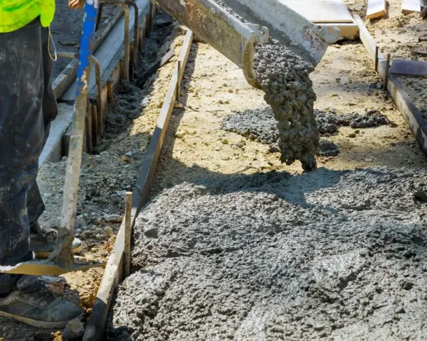 Wylewanie betonu B25 na placu budowy. Sprawdzamy beton b25 cena za m3.