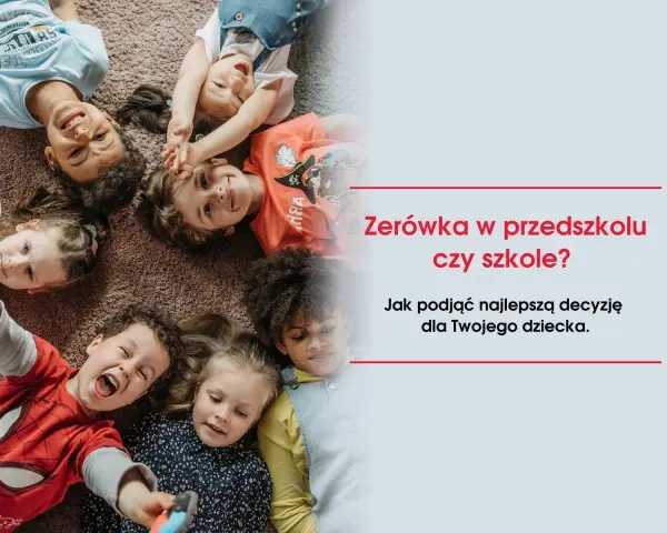 Uśmiechnięte dzieci leżą na dywanie. Czy zerówka to oddział przedszkolny? Dowiedz się, jak podjąć najlepszą decyzję dla Twojego dziecka.