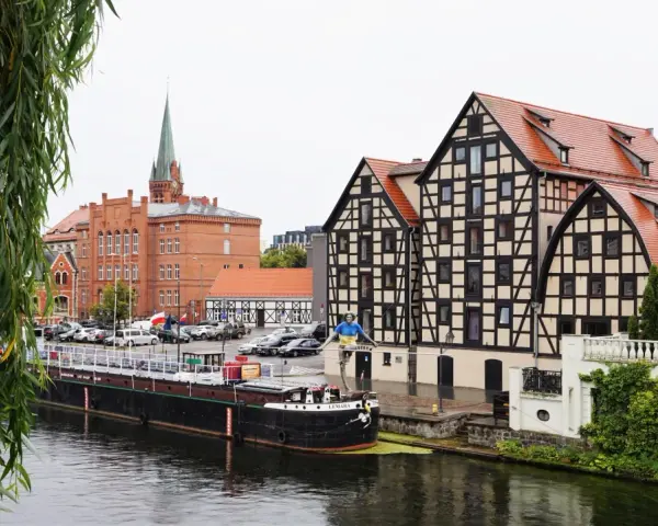 Bydgoszcz w jeden dzień: zabytkowe kamienice, rzeka i pomnik na barkach.