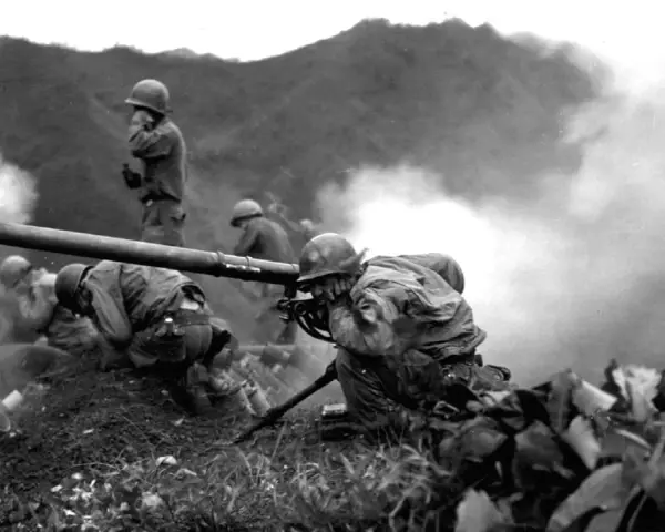 Soldados en acción, un resumen de la guerra de Corea. Humo y combate en un paisaje montañoso.