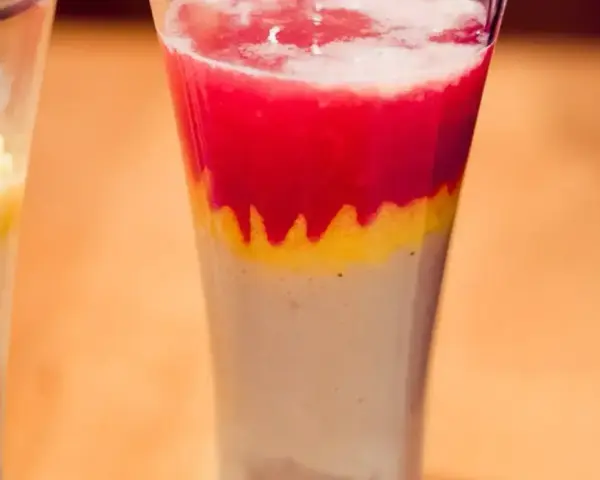 Warstwowy drink z sokiem bananowym, malinowym i żółtym musem. Idealny na orzeźwienie.