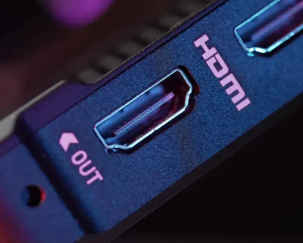 Zbliżenie na port HDMI z napisem "OUT" na urządzeniu. To część **channel strip** do przesyłania sygnału.