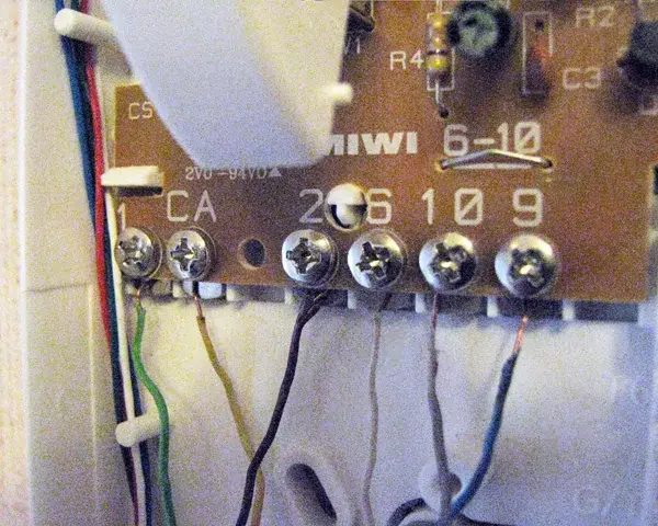 Podłącz domofon 6-żyłowy w bloku: Poradnik DIY z multimetrem