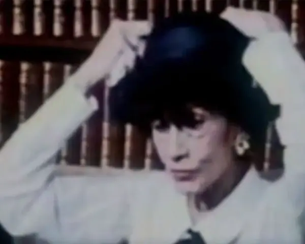 Coco Chanel, con un cappello, in un momento che precede la sua morte.