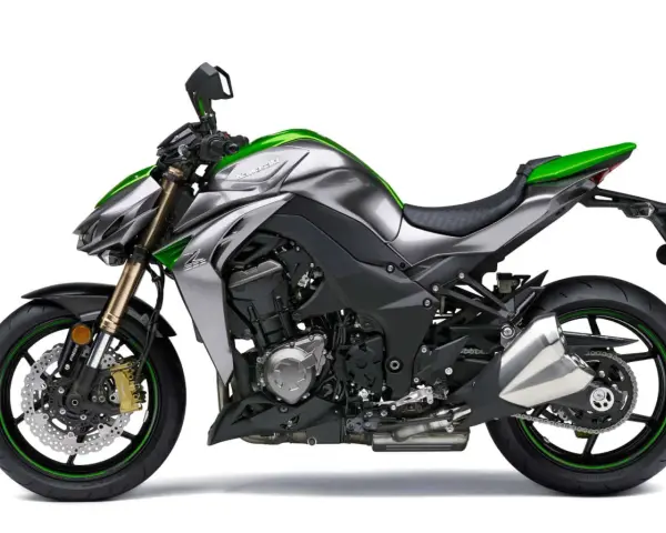 Srebrno-zielony Kawasaki Z1000 z agresywnym designem, gotowy do podboju dróg.