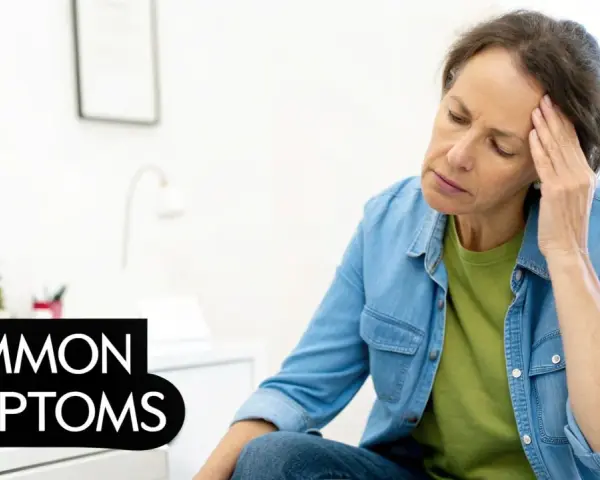 Kobieta z bólem głowy, być może związany z problemem kręgu szyjnego C1. Napis "COMMON SYMPTOMS".