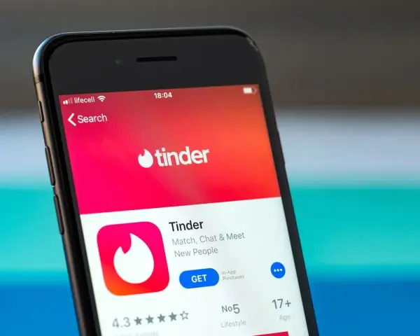 Aplikacja Tinder na ekranie smartfona. Szukasz swojego idealnego match tinder?
