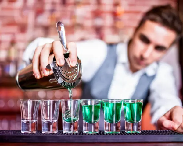 Ile zarabia barman w Warszawie? Zaskakujące fakty o wynagrodzeniu