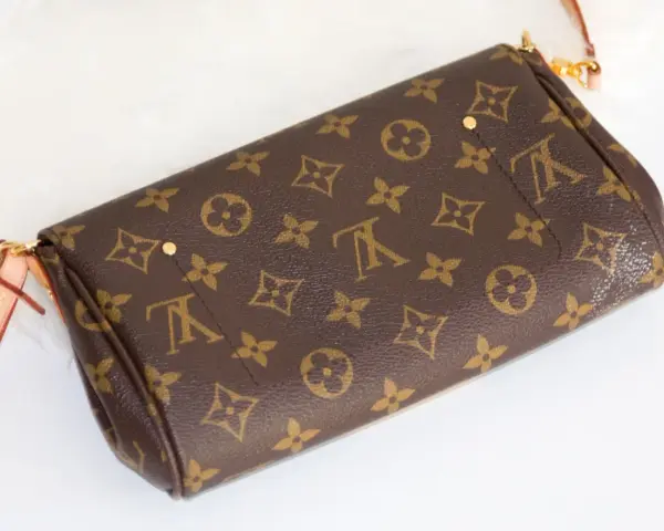 Elegancka, mała torebka Louis Vuitton z monogramem. Idealna na wieczorne wyjścia.