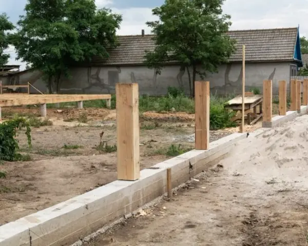 Czym obłożyć podmurówkę ogrodzenia, aby uniknąć nieestetycznych usterek?