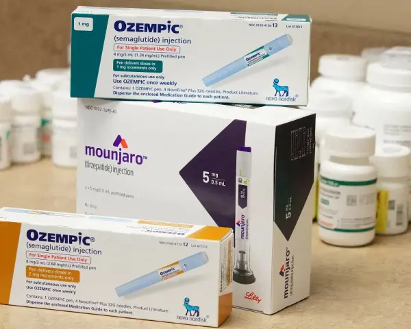 Zastrzyki na odchudzanie: opakowania leków Ozempic i Mounjaro, które mogą pomóc w redukcji wagi.