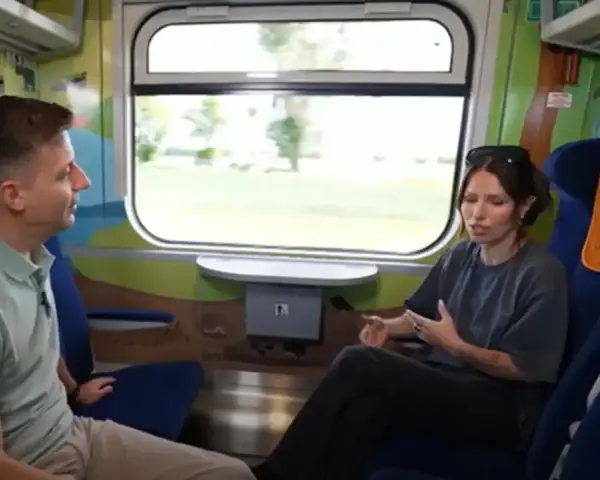 Rozmowa w wagonie z kolorowymi grafikami, być może w ramach specjalnego **metro programu** dla dzieci.