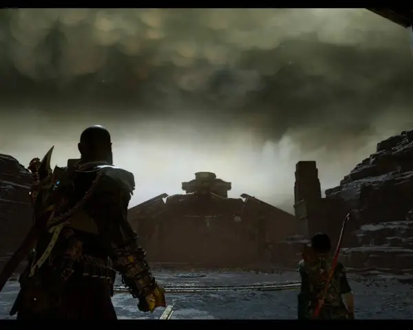 Kratos y Atreus contemplan una estructura colosal, el ancla de niebla de God of War, bajo un cielo tormentoso.