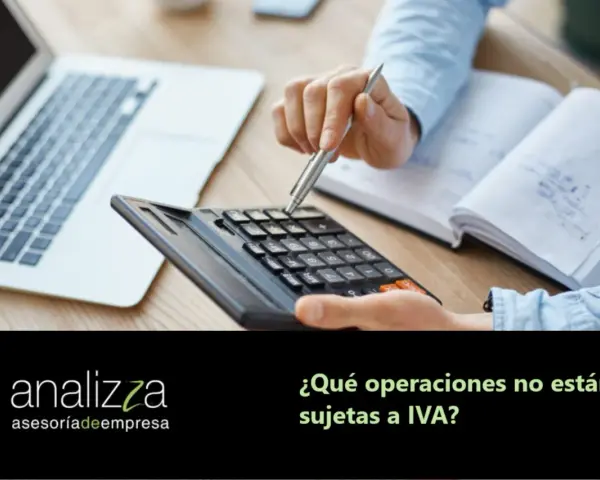 Manos calculando en una oficina. Descubre qué operaciones no están sujetas por reglas de localización, para optimizar tu negocio.