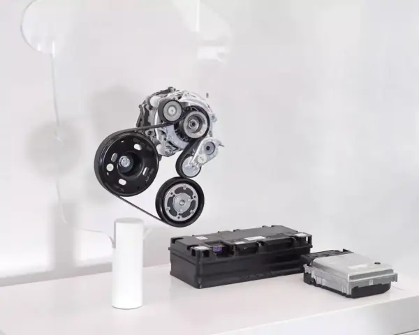 Elementy układu napędowego 1.5 TSI mHEV: alternator, koła pasowe, moduł sterujący i bateria.
