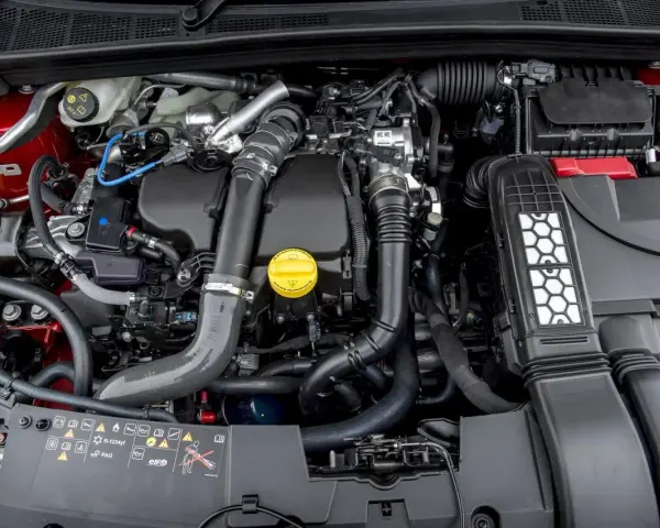 Silnik 1.5 dCi z widocznymi przewodami, turbosprężarką i filtrem powietrza.