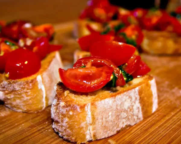 Knuspriges Brot mit frischen Tomaten und Basilikum – ein einfaches, aber köstliches Rezept für Bruschetta.
