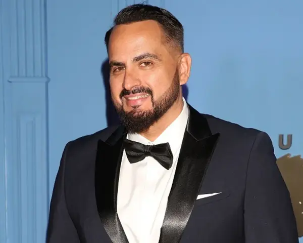 Agustin Egurrola, znany z dynamicznych choreografii, w eleganckim smokingu. Jego pochodzenie dodaje mu unikalnego charakteru.