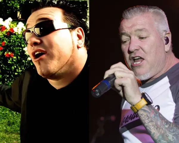 Steven Harwell w okularach przeciwsłonecznych śpiewa na tle ogrodu, obok Steven Harwell z tatuażami trzyma mikrofon na scenie.