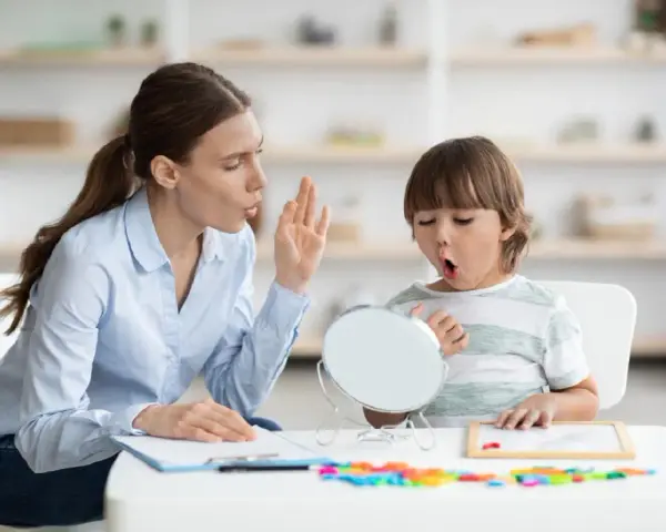 Kiedy dziecko mówi mama? Odkryj kluczowe etapy rozwoju mowy