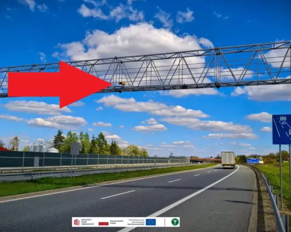 Czerwona strzałka wskazuje na bramownicę z kamerami odcinkowego pomiaru prędkości nad autostradą A4.
