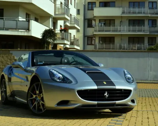 Ile jest Ferrari w Polsce? Zaskakujące dane o luksusowych samochodach
