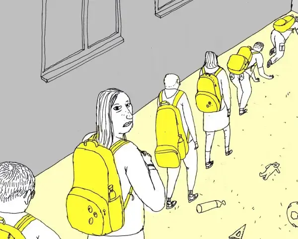 Uczniowie z żółtymi plecakami idą w kolejce. Jeden z nich potknął się, a obok leży piłka i butelka. Czy to ich pierwszy dzień w liceum w rok?