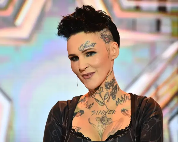 Chylińska, kiedyś w **byłym zespole Chylińskiej**, dziś z tatuażami na twarzy i szyi, prezentuje swój niepowtarzalny styl.