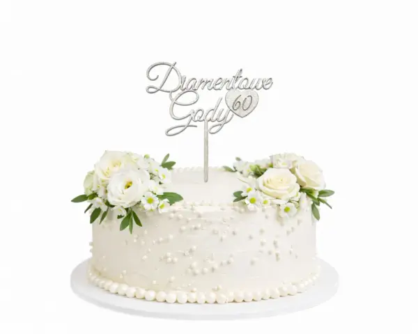 Elegancki tort ozdobiony białymi różami i napisem "Diamentowe Gody 60".