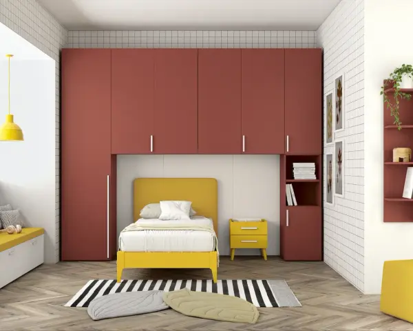 Soluzione perfetta per organizzare armadio a ponte bambini: letto giallo, armadi rossi e tanto spazio per giocare.
