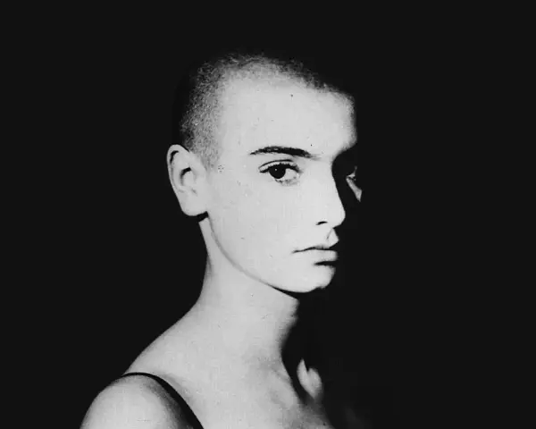 Ikoniczne ujęcie Sinéad O'Connor, symbolizujące jej niezapomniane utwory i odwagę.
