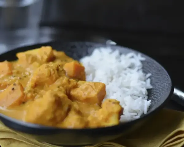 Aksamitne curry z mleczkiem kokosowym i kawałkami dyni, podane z ryżem. Idealne na rozgrzewający posiłek.