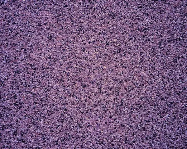 Fioletowy tynk mozaikowy o drobnej ziarnistości. Wydajność 25 kg na ok. 3-4 m², zależnie od grubości warstwy.