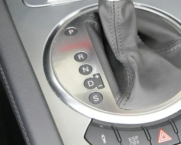 Zbliżenie na dźwignię zmiany biegów automatycznych z oznaczeniami P, R, N, D, S.