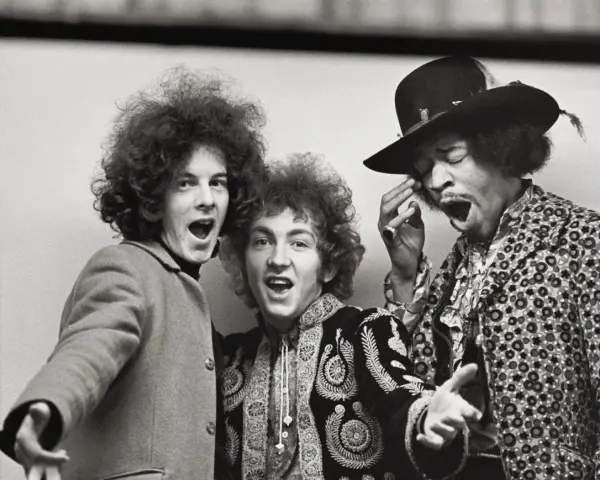 Le groupe de Jimi Hendrix, avec ses cheveux bouclés et ses expressions vives, capture l'énergie psychédélique des années 60.