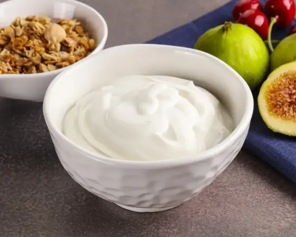 Gęsty jogurt grecki, idealny na zdrowe śniadanie. Sprawdź jogurt grecki kcal i ciesz się smakiem!