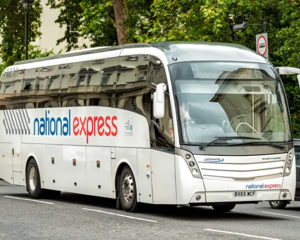 Biały autokar National Express na ulicy w Londynie, gotowy do podróży z Luton do centrum.