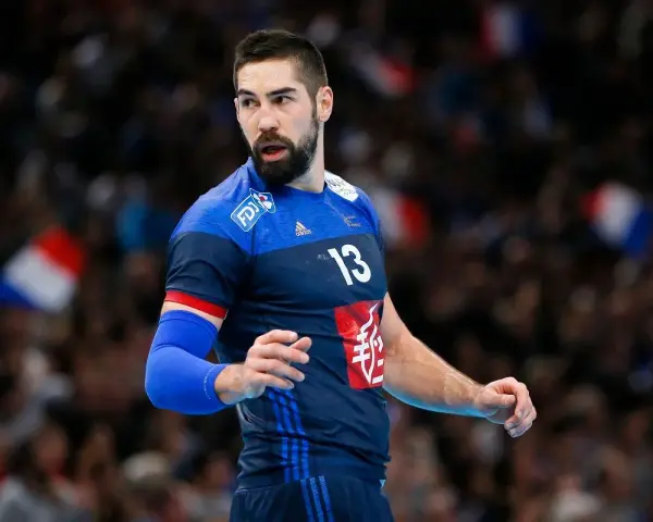 Nikola Karabatić, w niebieskiej koszulce z numerem 13, gotowy do gry.