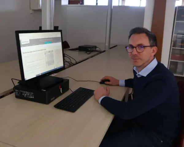 Un homme recherche dans l'état civil de la Haute-Loire sur un ordinateur.