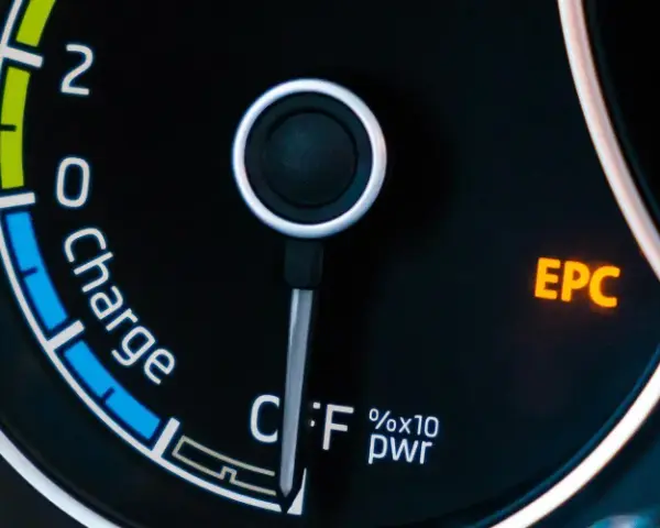 Armaturenbrett mit leuchtender EPC-Warnleuchte und Ladeanzeige. Ein mkl auto hat ein Problem.