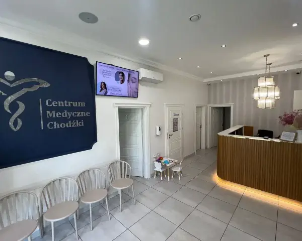 Recepcja i poczekalnia Centrum Medycznego Chodźki w Łodzi.