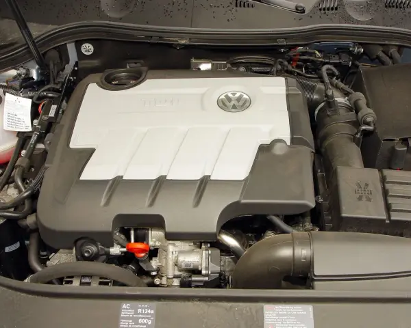 Silnik 2.0 TDI 140KM Volkswagena z widocznym logo TDI i emblematem marki.